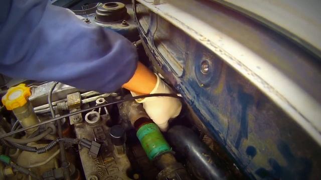 How to remove a Chrysler Voyager crd thermostat / Как снять термостат Chrysler Voyager crd смотреть онлайн