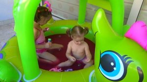 Бассейн с ЖЕЛЕ и счастливые дети Купаемся в бассейне с Glibbi / Чи Полина