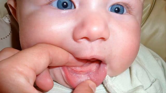 Зубы малыша прорезывание и симптомы! Что делать мамочкам?! смотреть онлайн