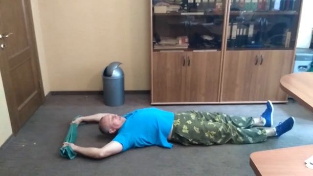 Полотенце под ногами. Качаем пресс. смотреть онлайн