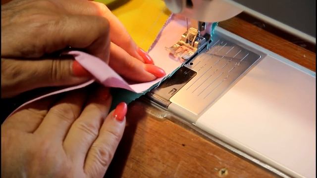 Эффектный блок из криволинейных полос. Шьем наволочку на подушку