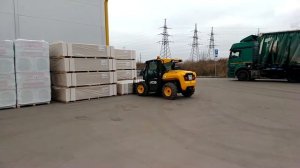 Компактный телескопический погрузчик JCB разгрузка строительных материалов