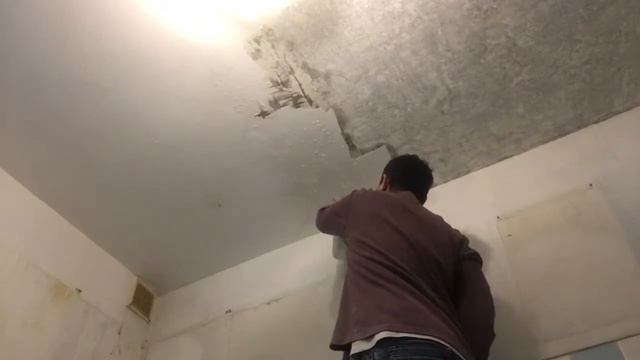 Очистить потолок от побелки