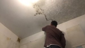 Очистить потолок от побелки