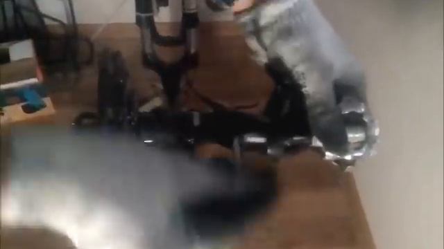 В какую сторону откручивать педали смотреть онлайн