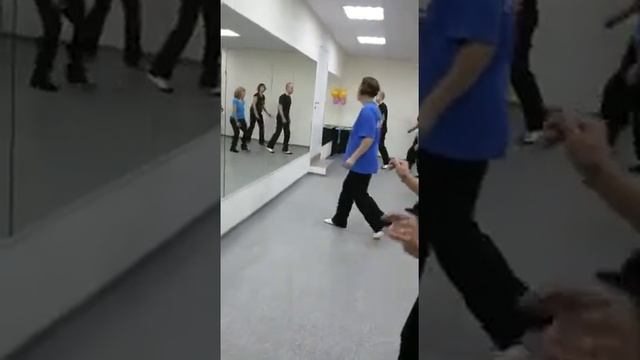 Базовый шаг аутентичного чарльстоно