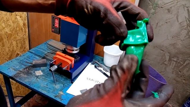 Купить термопласт ручной. Мини термопластавтомат для литья пластмасс. Настольный термопласт 40см³.