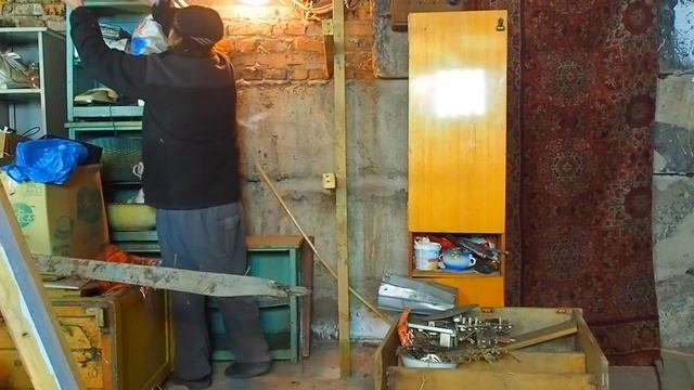 Ремонт в доме строю полочки из досок показываю вещи которые хранятся в доме под слоем пыли