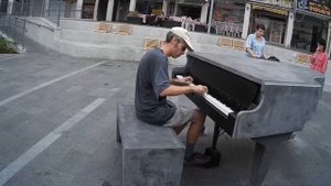 Сыграл на рояле в центре города