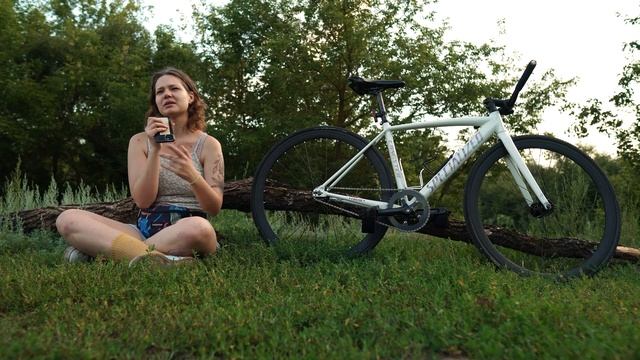 АНАСТАСИЯ И ЕЁ ВЕЛОСИПЕД /SPECIALIZED LANGSTER / FIXEDGEAR смотреть онлайн