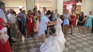 У невесты снимается фата, обряд на свадьбе
