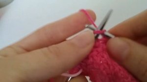 Вяжем малиновый бактус. Косынка спицами.