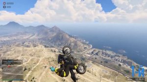 УЧИМСЯ ГЛАЙДИТЬ НА МОТО В GTA V ONLINE!!! @UvonAps