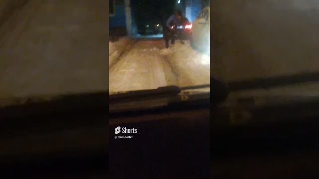 Женщина откапывает машину #Shorts