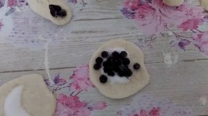 Вареники зимой с замороженной черникой.