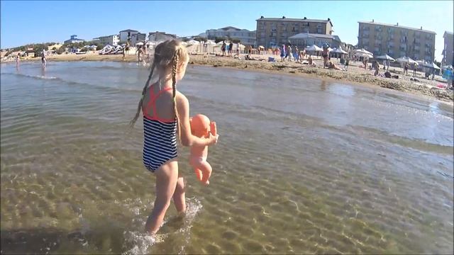 Море Анапа Лето Кукла Беби Борн и Саша купаются в море и скатываются с надувной горки смотреть онлайн