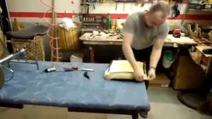 Как перетянуть барный стул своими руками? Заменить обивку можно и дома!