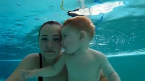 Малыш Максим ныряет в бассейне "Море детей" с красивой мамой