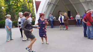 ОЙ, ЧУВСТВУЮ Я ДЕВКИ ЗАГУЛЯЮ!??/ТАНЦЫ В ПАРКЕ ГОРЬКОГО ХАРЬКОВ МАЙ 2021