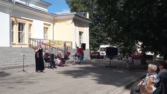 "Весёлый ветер" поет Елена Браткова