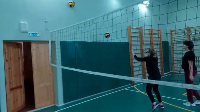 Повторение техники верхней передачи мяча в волейболе смотреть онлайн