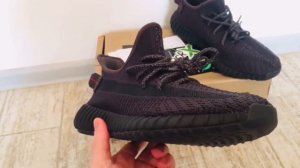 Краткий обзор культовых Yeezy Boost 350v2 Black. Угадай копия или оригинал?