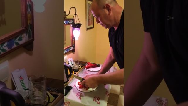 ЛАЙФХАК ДЛЯ ПУТЕШЕСТВЕННИКА С НЕВЫСОКИМ БЮДЖЕТОМ. Горячая еда без плиты и кухни+салат! смотреть онлайн