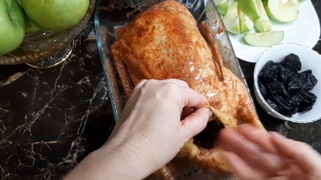 Утка запечённая с яблоками и черносливом. В духовке. В рукаве. смотреть онлайн
