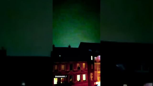 Три ярких огня или треугольный НЛО в ночном небе смотреть онлайн