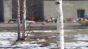 Выкинул все вещи из дома в окно