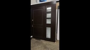 Нестандартная входная дверь со стеклом в коттедж