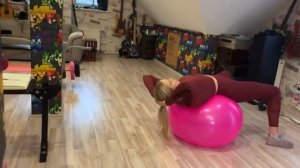 Сгибание корпуса на фитболе