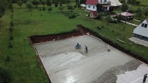 Строительство теннисного корта. Бетонирование и выравнивание затирочными машинами типа "вертолет"