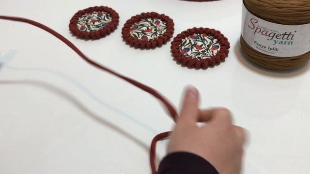 Penye İpten Örgü Hazır Ahşap Tabanlı Bardak Altlığı Yapımı - Part 2 смотреть онлайн