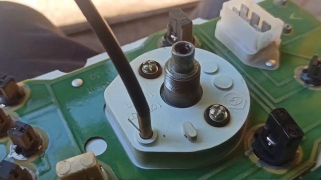 Ваз 2104, 07, стрелка зарядки находится в Белой зоне ( разряд), хотя зарядка есть смотреть онлайн