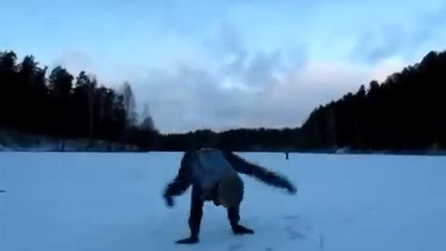 Шикарный трюк на льду! смотреть онлайн