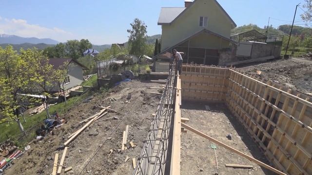 Цокольный этаж дома на склоне. Монолитная стена.