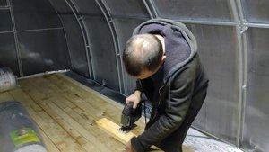 Зимний курятник из теплицы своими руками. Стелим пол и обшиваем стены. (Часть-2)