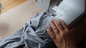 Как переделать самую дешёвую футболку в дизайнерскую вещь