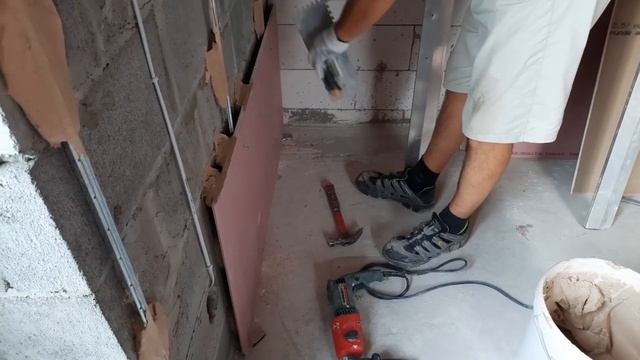 Поклейка гипсокартона своими руками / монтаж гипсокартона на клей / Выравнивание стен гипсокартоном