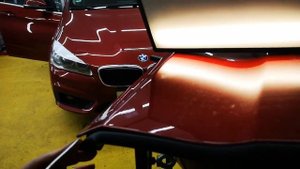 BMW 214d Ремонт потянутой вмятины на двери.