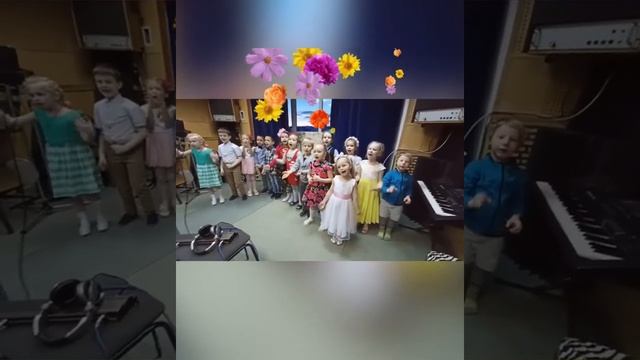 Любимых мам с 8 марта поздравляют участники вокального ансамбля "Фантазия". 2021. смотреть онлайн