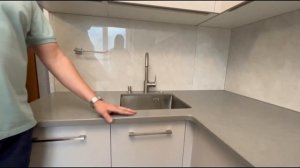 Современный кухонный гарнитур в стиле минимализм с кварцевой столешницей стоимостью 280.000₽
