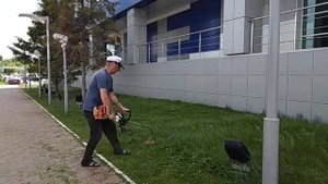 17.05.2019 Косят траву у магазина Бахетле. VID 20190517 122406