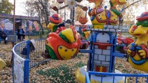 Дети в парке аттракционов