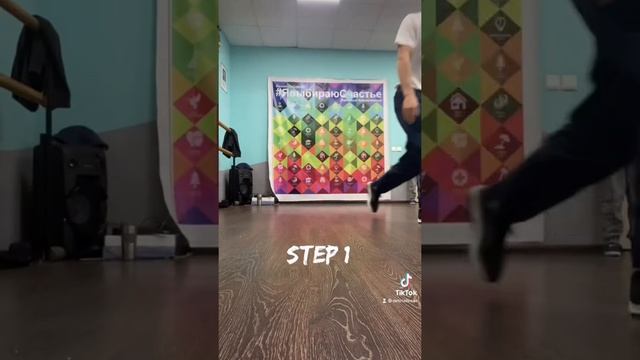 Брейк данс для начинающих: игра «Повтори за тренером» смотреть онлайн