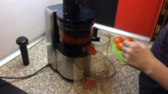 Саня жмет сок из помидоров на новой соковыжималке Hurom Alpha HZ смотреть онлайн