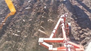 Вспашка земли  плугом 1L-220 на тракторе DF-244