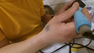 Китайский шуруповерт.Греется зарядное устройство.