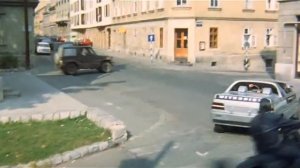 Доспехи бога 1 , Джекичан убегает от кроссачей на авто .